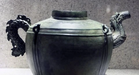 Ấm đồng trang trí rồng , triều Lê Trung Hưng (thế kỷ 17 – 18).