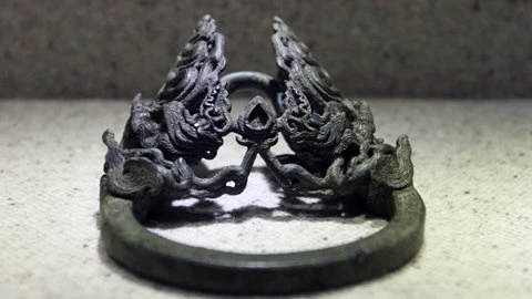 Rồng trang trí trên bàn đạp yên ngựa làm từ chất liệu đồng. Triều Trần (thế kỷ 13 – 14).