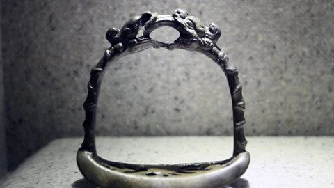 Rồng trang trí trên bàn đạp yên ngựa làm bằng đồng. Triều Lê Trung Hưng (thế kỷ 17 -18).