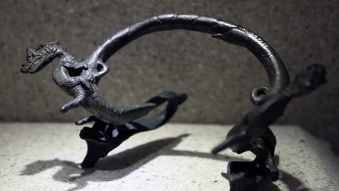 Đầu võng trang trí rồng thú Makara và rắn Naga được làm bằng đồng. Văn hóa ChamPa (thế kỷ 17 – 18).