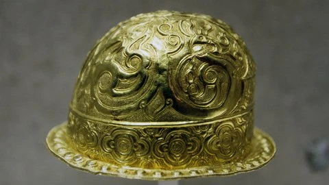 Rồng trang trí trên chụp tóc Hoàng Hậu được làm bằng vàng. Văn hóa ChamPa (thế kỷ 17 – 18).