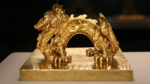 Rồng trang trí trên ấn “Mệnh đức chi báo” được làm bằng vàng. Triều Nguyễn, hiệu Gia Long (1802 – 1819).
