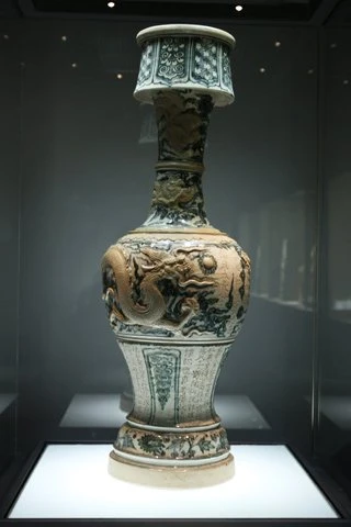 Rồng trang trí trên chân đèn làm bằng chất liệu gốm hoa lam. Triều Mạc (1580). Cẩm Giàng – Hải Dương.