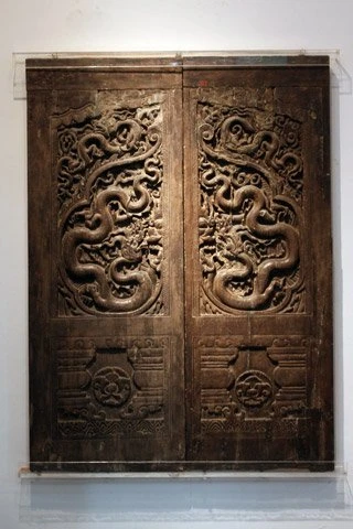 Rồng trang trí trên cánh cửa làm bằng gỗ chạm. Triều Trần (thế kỷ 13 – 14). Chùa Phổ Minh – Tức Mặc – Nam Định.