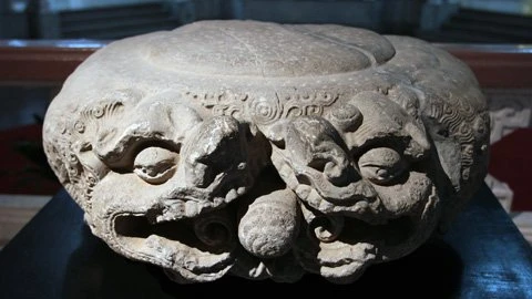 Bệ kê chân cột trang trí “Lưỡng long tranh châu” được làm bằng đá. Triều Lý (thế kỷ 11 – 13). Chùa Phật Tích – Tiên Du – Bắc Ninh.