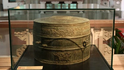 Trống đồng trang trí tứ linh: long, ly, quy, phượng. Triều Tây Sơn, niên hiệu Cảnh Thịnh năm thứ 8 (1800). Ninh Hiệp – Hà Nội.