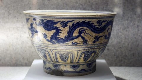 Rồng trang trí trên bát gốm hoa lam, triều Lê sơ – Mạc (thế kỷ 15 – 16). Tàu đắm Cù lao Chàm, Hội An, Quảng Nam.
