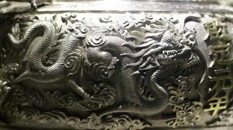 Rồng trang trí trên đỉnh bạc triều Nguyễn, niên hiệu Khải Định năm thứ 1 (1916).