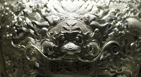 Rồng trang trí trên bình bạc triều Nguyễn (1802 – 1945).