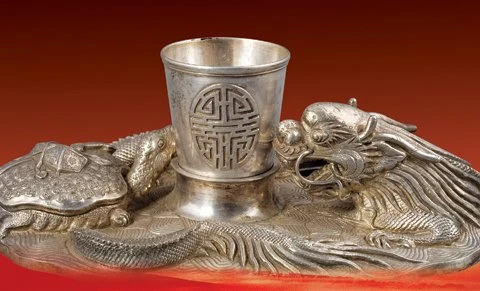 Ống cắm bút trang trí rồng và rùa được làm bằng bạc. Triều Nguyễn (1802 – 1945).
