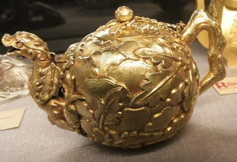 Rồng trang trí trên ấm triều Nguyễn