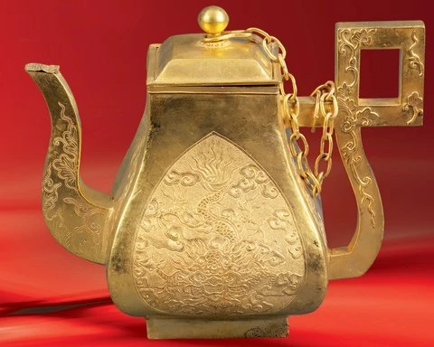 Ấm trang trí rồng, mây làm bằng vàng từ năm 1802 - 1945