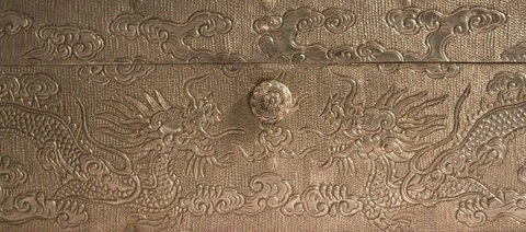 Rồng trang trí trên hộp đựng kim sách, được làm bằng chất liệu Bạc, triều Nguyễn 1802 - 1945