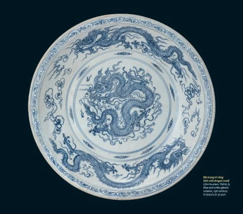 Rồng trang trí trên đĩa gốm hoa lam, triều Lê sơ (thế kỷ 15). Tàu đắm Cù lao Chàm, Hội An, Quảng Nam.
