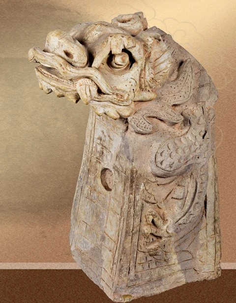 Rồng trang trí trên kiến trúc được làm từ chất liệ đất nung. Triều Lê Trung Hưng(thế kỷ 17 – 18) làng Đại Yên – Hà Nội).