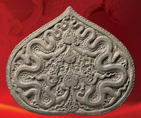 Kiến trúc hình lá đề trang trí rồng được làm từ đất nung. Triều Lý – Trần (thế kỷ 11 – 14).