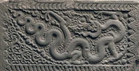 Hình ảnh rồng được sử dụng rất nhiều trong các hoa tiết trang trí kiến trúc đặc biệt là trên đá