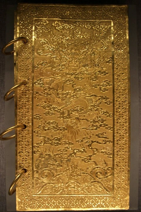 Rồng trang trí trên kinh sách, vàng triều Nguyễn niên hiệu Tự Đức năm thứ 36 (1881)