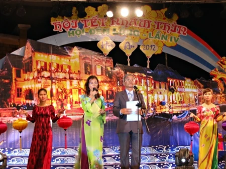 Rực rỡ sắc màu đèn lồng trong đêm giao thừa ảnh 1