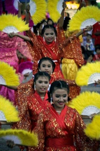 Người châu Á hân hoan đón mừng năm mới Nhâm Thìn-2012 ảnh 22