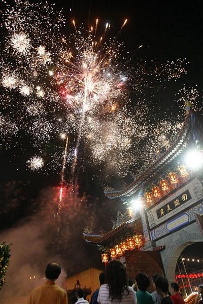 Người châu Á hân hoan đón mừng năm mới Nhâm Thìn-2012 ảnh 1 Người châu Á hân hoan đón mừng năm mới Nhâm Thìn-2012 ảnh 1