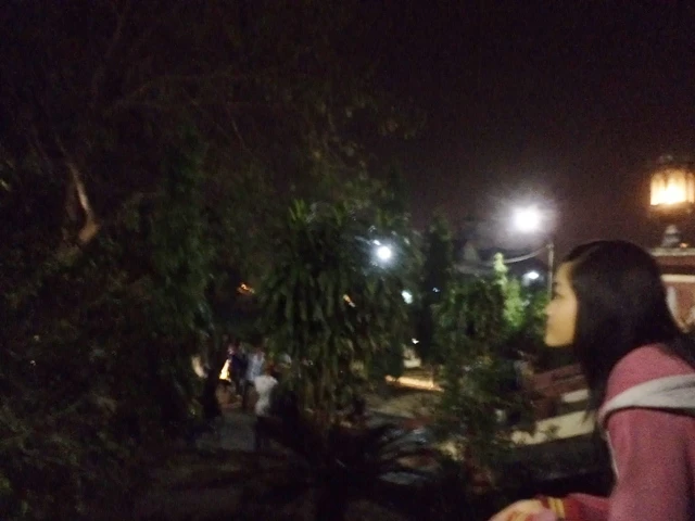 cô bé đang cầu nguyện (640x480) (2).jpg