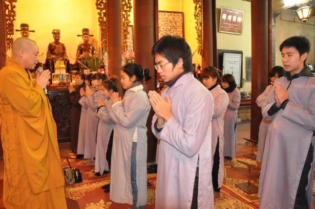 Tuổi trẻ Hà Nội đón Tết ở chùa ảnh 1