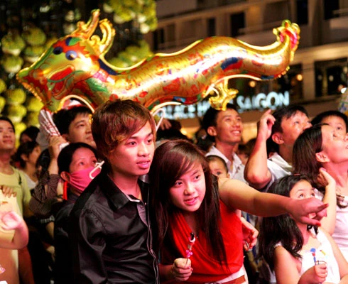 Các đôi bạn trẻ dìu bước nhau cùng chiêm ngưỡng cảnh đẹp của mùa xuân.