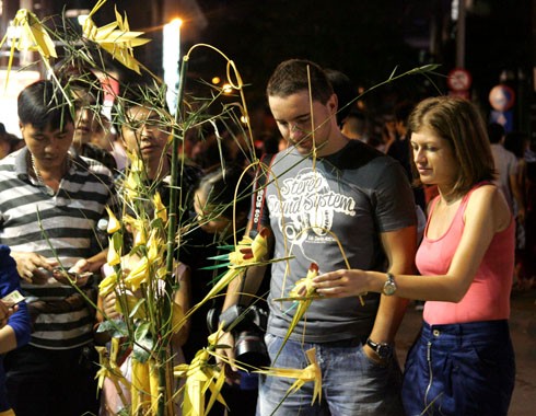 Các du khách nước ngoài cũng xuống phố đón giao thừa của người Việt.