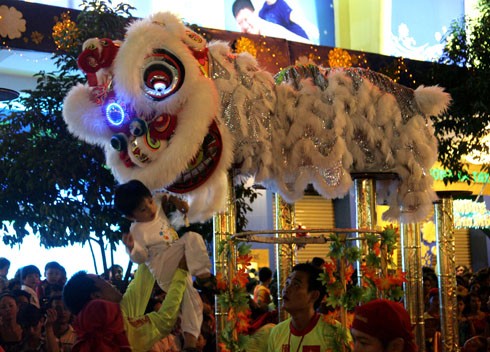 Lễ hội múa Lân trên đường phố trung tâm Sài Gòn làm nhiều người thích thú.