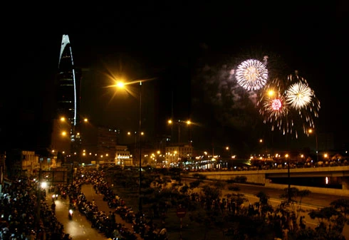 Đúng 12h, pháo hoa rực sáng góc trời phía Đường hầm sông Sài Gòn (hầm Thủ Thiêm, quận 2).