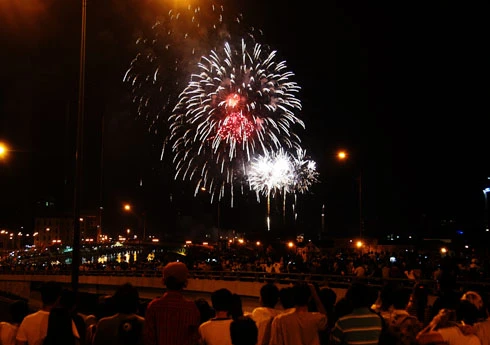 Hàng nghìn người chen chân kín trên cầu Ông Lãnh, Khánh Hội, Calmette (quận 1) để xem pháo hoa chào năm Nhâm Thìn.