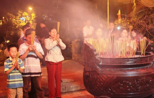 Nô nức đi lễ chùa đầu năm ảnh 4 Nô nức đi lễ chùa đầu năm ảnh 4