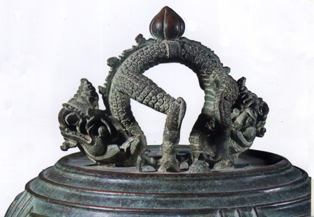 Quai hình rồng trên chuông Vân Bản. Quai hình rồng trên chuông Vân Bản.