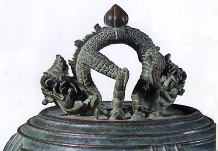 Quai hình rồng trên chuông Vân Bản.