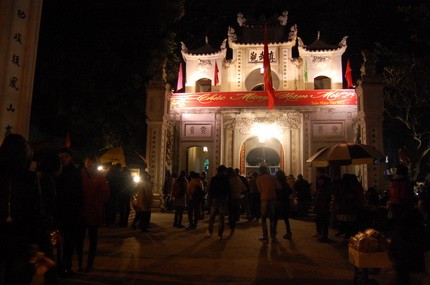 Ngay từ sáng sớm, nhiều người dân Hà Nội đã tấp nập lên chùa cầu phúc trong năm mới. Ngày đầu năm, nhiều ngôi chùa ở Thủ đô đã quá tải