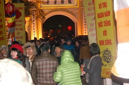 Ngày đầu năm, nhiều ngôi chùa ở Thủ đô đã quá tải