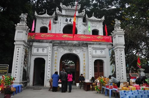 Từ sáng sớm nhiều người đã đi lễ tại chùa Quán Thánh, Hà Nội