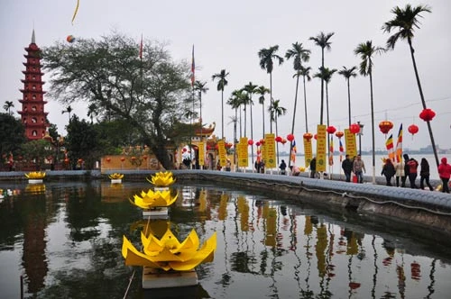 Dòng người đi lễ tại chùa Trấn Quốc