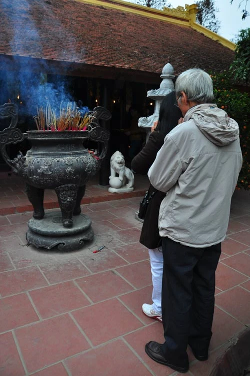 Thắp hương trước khi vào trong sảnh chính