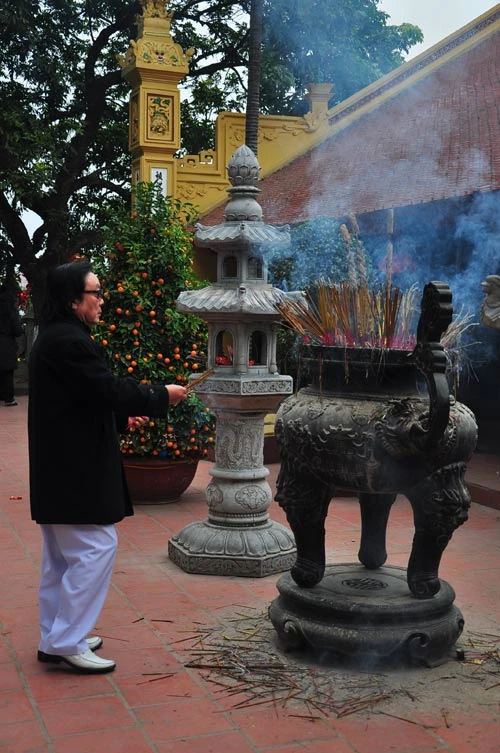 Thắp hương trước khi vào trong sảnh chính