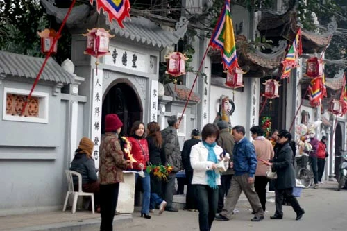 Chùa Hà nổi tiếng để cầu đường tình duyên
