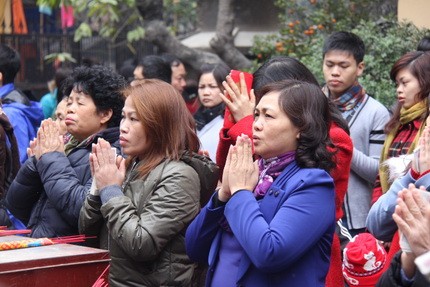 Mong cho gia đình sức khỏe, bình an trong cuộc sống. Ngày đầu năm, nhiều ngôi chùa ở Thủ đô đã quá tải