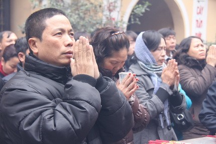 Mong cho gia đình hạnh phúc ấm êm... Ngày đầu năm, nhiều ngôi chùa ở Thủ đô đã quá tải