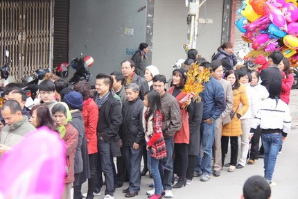 Nhiều người phải xếp hàng để đợi vào chùa. Ngày đầu năm, nhiều ngôi chùa ở Thủ đô đã quá tải