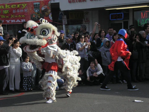 Các em nhỏ đặc biệt thích màn múa lân.