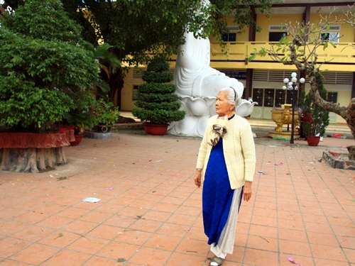 Duyên dáng áo dài đi lễ chùa ảnh 3