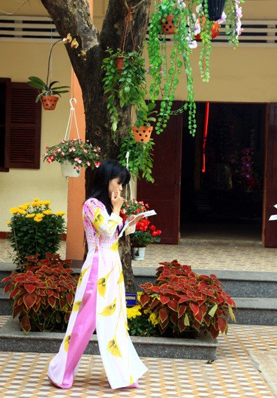 Duyên dáng áo dài đi lễ chùa ảnh 6