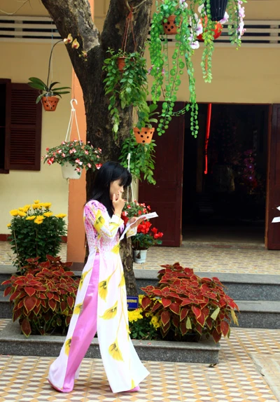 Duyên dáng áo dài đi lễ chùa ảnh 6