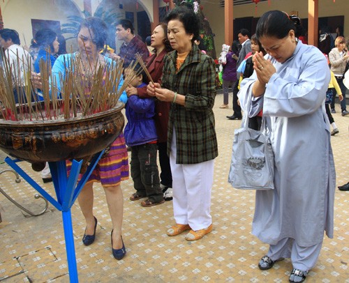 Duyên dáng áo dài đi lễ chùa ảnh 1